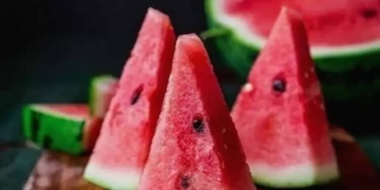 क्या आपका तरबूज़ सुरक्षित है? इस गर्मी में रासायनिक तरीक़े से पकाए गए तरबूज़ को पहचानना सीखें