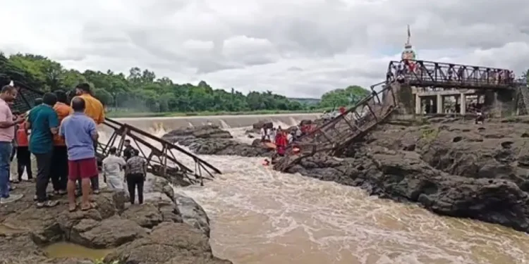 पुणे हादसा: इंद्रायणी नदी पर पुल ढहने से 4 लोगों की मौत, कई लापता