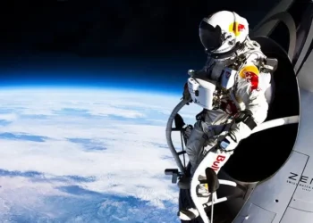 अंतरिक्ष से पृथ्वी पर छलांग लगाने वाले स्काइडाइवर का निधन