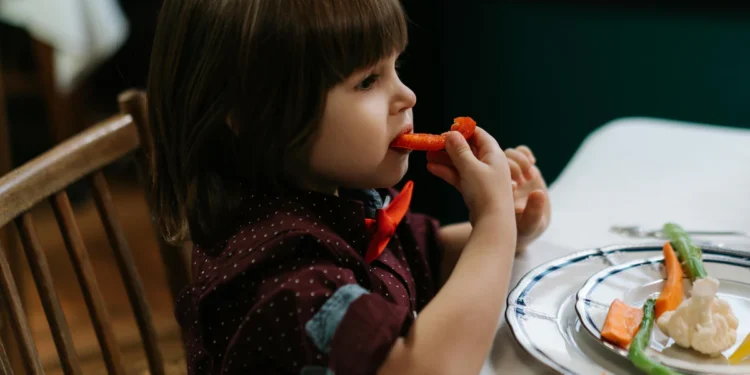 बच्चों को बिल्कुल नहीं खिलानी चाहिए ये चीजें, सेहत को होगा नुकसान