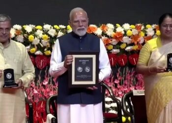 आरएसएस शताब्दी समारोह में पीएम मोदी ने जारी किया भारत माता वाला विशेष सिक्का