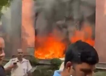 संसद से 200 मीटर दूर लगी आग, सांसदों के फ्लैट जले, 6 गाड़ियां भी जलीं