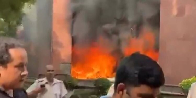 संसद से 200 मीटर दूर लगी आग, सांसदों के फ्लैट जले, 6 गाड़ियां भी जलीं