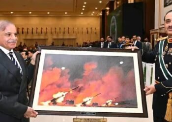 पाकिस्तान में बवाल, असीम मुनीर ने ट्रंप को दुर्लभ खनिज तोहफ़ा दिया, संसद में हंगामा