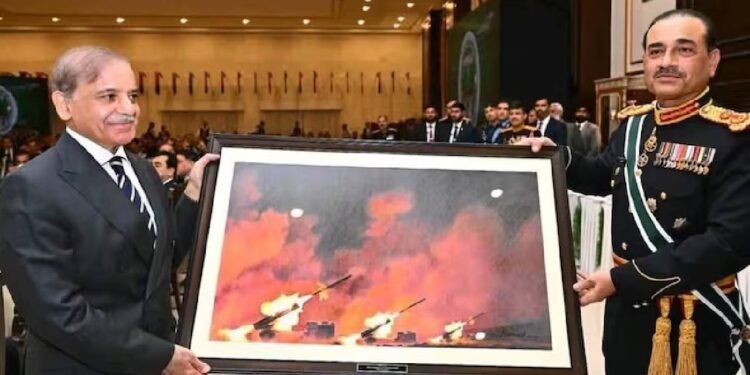 पाकिस्तान में बवाल, असीम मुनीर ने ट्रंप को दुर्लभ खनिज तोहफ़ा दिया, संसद में हंगामा