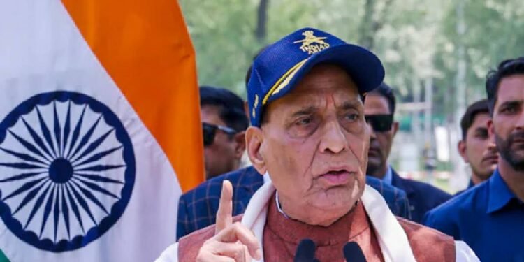 दशहरे पर भुज पहुंचे राजनाथ सिंह, पाकिस्तान को दी सख्त चेतावनी और बदलने की धमकी