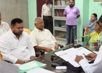 तेजस्वी यादव ने राघोपुर से नामांकन दाखिल किया क्योंकि राजद को सीट-बंटवारे में उथल-पुथल का सामना करना पड़ रहा है; लालू और राबड़ी मौजूद