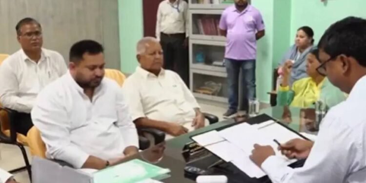 तेजस्वी यादव ने राघोपुर से नामांकन दाखिल किया क्योंकि राजद को सीट-बंटवारे में उथल-पुथल का सामना करना पड़ रहा है; लालू और राबड़ी मौजूद