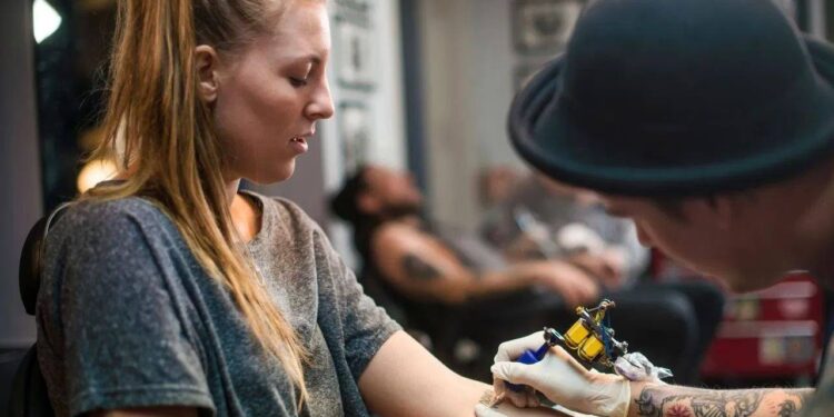 पहली बार टैटू बनवा रहे हैं? इन 5 बातों का ध्यान रखें