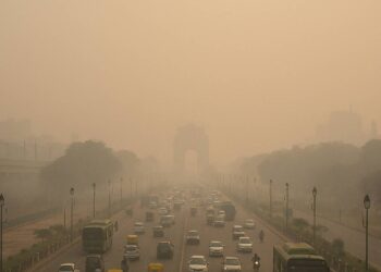 दिल्ली में फिर से घना स्मॉग, सांस लेने में दिक्कत वाली सर्दियों की हवा से बढ़ी दहशत