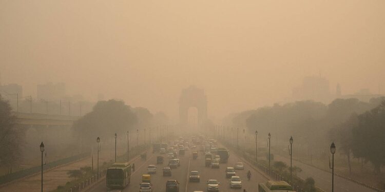 दिल्ली में फिर से घना स्मॉग, सांस लेने में दिक्कत वाली सर्दियों की हवा से बढ़ी दहशत