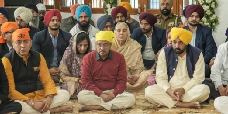 भगवंत मान और केजरीवाल ने अरदास कर पंजाब की तरक्की और सद्भावना की दुआ मांगी