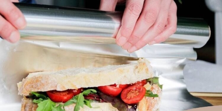 टिफिन फॉयल को फेंकने की गलती न करें, इन पांच घरेलू कामों में आएगी कमाल! क्या आप जानते हैं फॉयल का जादू?