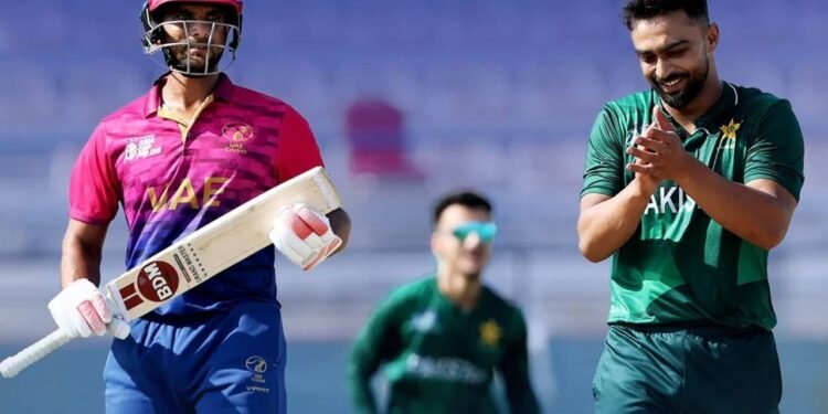 पाकिस्तान ने सिर्फ़ 32 गेंदों में UAE को रौंदा, गेंदबाज़ों ने मचाया कहर