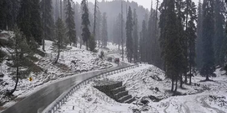कश्मीर में चिल्लई-कलां की शुरुआत हुई, पहाड़ों पर बर्फबारी और मैदानी इलाकों में बारिश दर्ज
