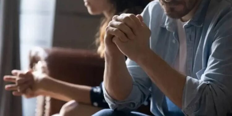 मनोवैज्ञानिक ने चेतावनी दी है कि रोजमर्रा की वो बातें जो धीरे-धीरे रिश्तों को तोड़ सकती हैं