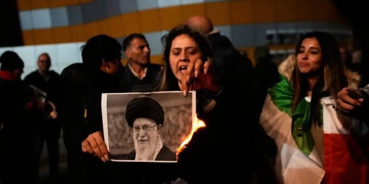 ईरान में फंसे भारतीयों को क्यों निकालने जा रही है भारत सरकार