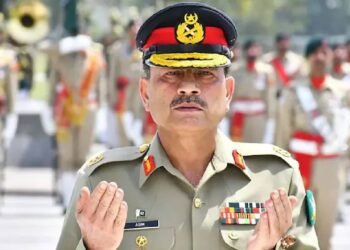 दावोस में असीम मुनीर की तस्वीर ने मचाई हलचल, बुलेटप्रूफ जैकेट पर उठे सवाल