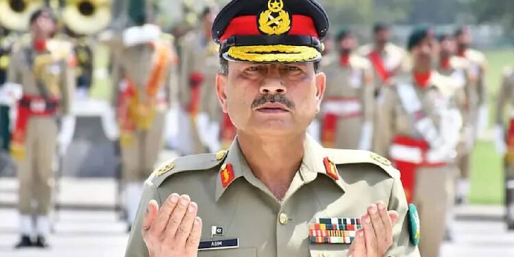 दावोस में असीम मुनीर की तस्वीर ने मचाई हलचल, बुलेटप्रूफ जैकेट पर उठे सवाल