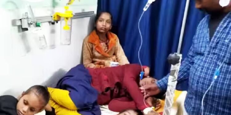 मिड-डे मील खाने के बाद 22 बच्चे बीमार, स्कूल में हड़कंप