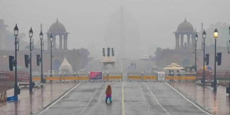 बारिश के बाद दिल्ली में लौटी कड़ाके की ठंड, अगले दो दिन और गिर सकता है तापमान