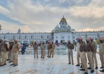 श्री हरिमंदर साहिब में पुलिस की कार्रवाई पर भड़की SGPC दो पुलिसकर्मी कमरे में बंद मामला बना सियासी धार्मिक टकराव