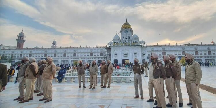 श्री हरिमंदर साहिब में पुलिस की कार्रवाई पर भड़की SGPC दो पुलिसकर्मी कमरे में बंद मामला बना सियासी धार्मिक टकराव