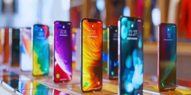 Budget 2026: 1 फरवरी के बाद स्मार्टफोन महंगे होंगे या सस्ते? एक्सपर्ट्स की राय