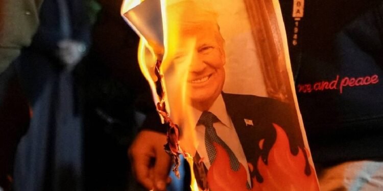 मिडिल ईस्ट में युद्ध की आहट, ईरान के उबाल से डरे ट्रंप, अमेरिकी सेना पीछे हटने को मजबूर