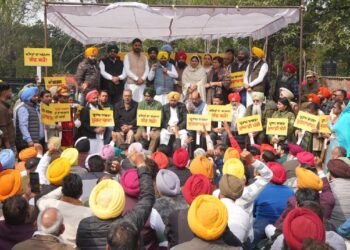 कांग्रेस के बयानों से पंजाब की सियासत गरमाई दलित मुद्दे पर आप सड़कों पर उतरी