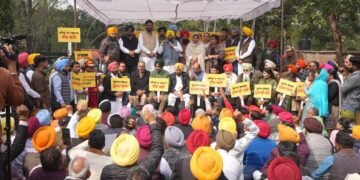 कांग्रेस के बयानों से पंजाब की सियासत गरमाई दलित मुद्दे पर आप सड़कों पर उतरी