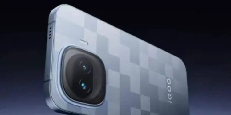 iQOO 15R स्मार्टफोन की एंट्री से बाजार में हलचल 100W चार्जिंग और AMOLED डिस्प्ले ने मचाया धमाल