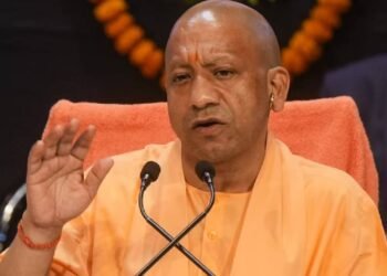 जायदान छुपी तो तनख्वाह रुकी, यूपी सरकार ने 68 हजार कर्मचारियों पर कड़ा प्रशासनिक डंडा चला दिया