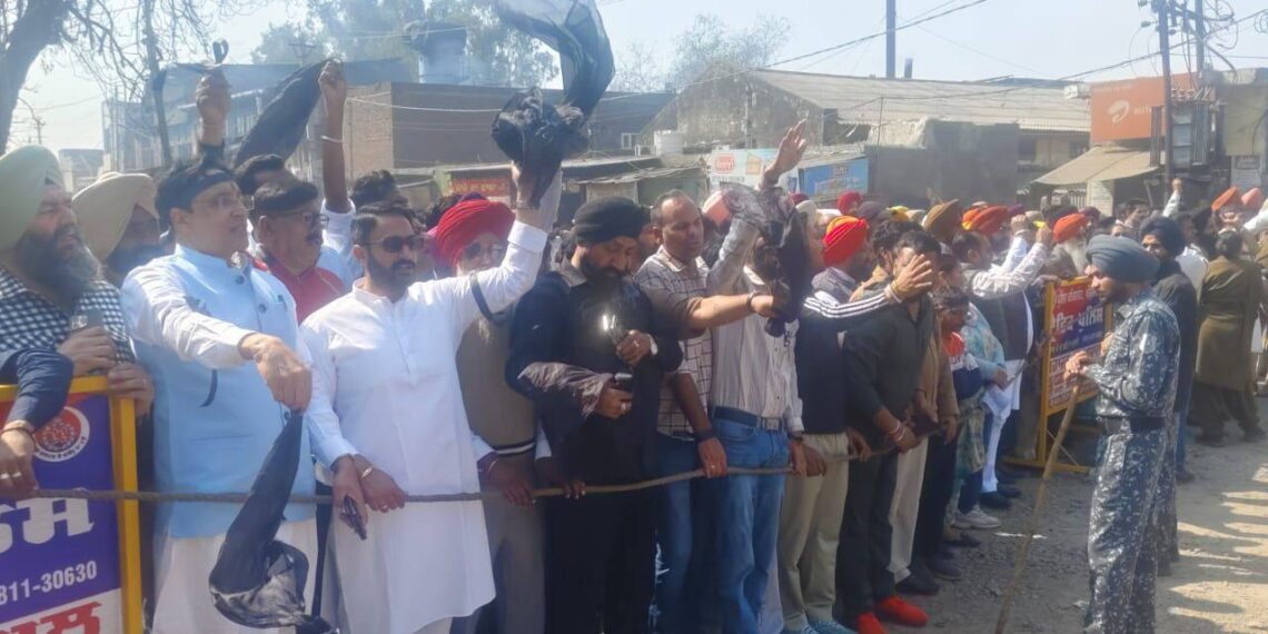 अमृतसर दौरे पर हरियाणा मुख्यमंत्री नायब सिंह सैनी के खिलाफ काले झंडों के साथ आप का प्रदर्शन