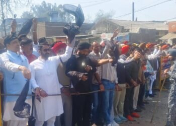 अमृतसर दौरे पर हरियाणा मुख्यमंत्री नायब सिंह सैनी के खिलाफ काले झंडों के साथ आप का प्रदर्शन