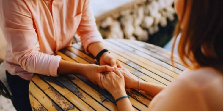 वैलेंटाइन डे पर चेहरा छिपाकर पोस्ट करो, सब पूछेंगे ये कौन है?