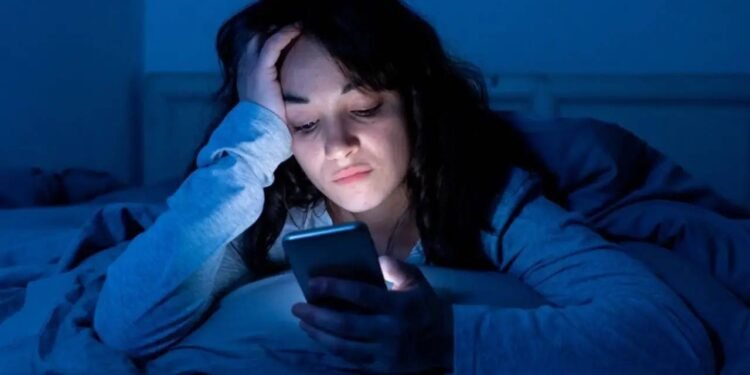 सोशल मीडिया की गिरफ्त में भारत का युवा, आर्थिक सर्वे बताता है क्यों यह लत अब रोकना लगभग नामुमकिन है