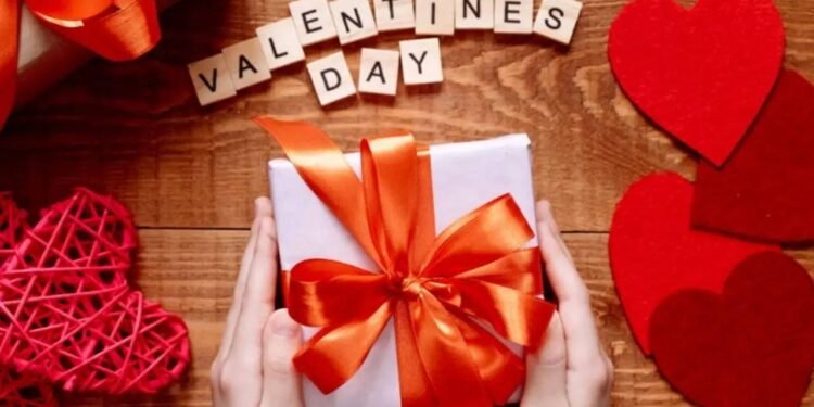 कम पैसों में बड़ा प्यार, वैलेंटाइन डे पर ये छोटे गिफ्ट्स बना सकते हैं रिश्ते खास