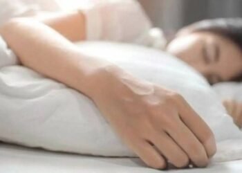 क्या सोते-सोते घट सकता वजन जानें नींद के दौरान शरीर कैसे कैलोरी बर्न करता सच