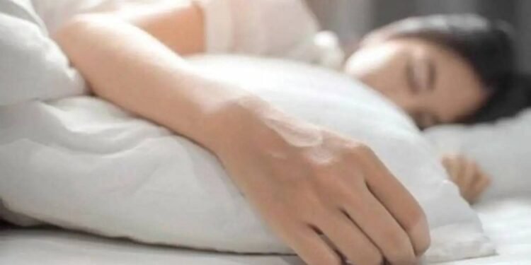 क्या सोते-सोते घट सकता वजन जानें नींद के दौरान शरीर कैसे कैलोरी बर्न करता सच