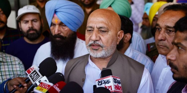 लुधियाना में नशा विरोधी कार्यकर्ता पर हमला, अस्पताल पहुंचे बलतेज पन्नू बोले-तस्कर पंजाब छोड़ दें