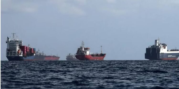 ईरान युद्ध से होर्मुज स्ट्रेट के पास फंसे भारतीय जहाज अरबों की संपत्ति पर मंडराया बड़ा खतरा