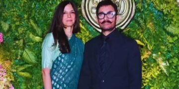 आमिर खान प्री वेडिंग समारोह में गर्लफ्रेंड गौरी संग पहुंचे, सूट और साड़ी लुक चर्चा में