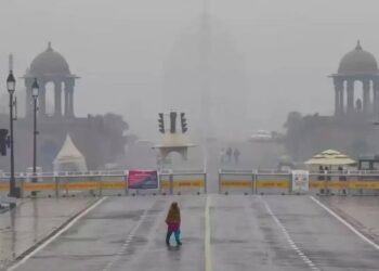 दिल्ली-एनसीआर में मौसम का अचानक यू-टर्न: धूल भरी आंधी के बाद बारिश, तपती गर्मी से मिली राहत