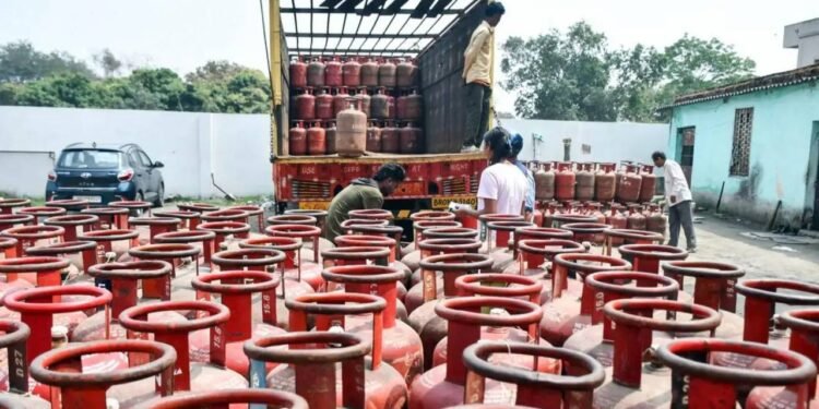 शहर में गैस पर नया नियम लागू, गांव में लंबा इंतजार अब सरकार का बड़ा फैसला