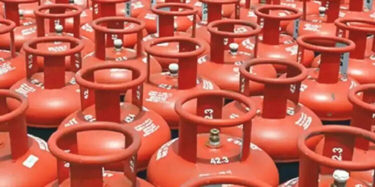 मिडिल ईस्ट तनाव के बीच सरकार का बड़ा फैसला, एलपीजी बुकिंग इंतजार और कीमत बढ़ी