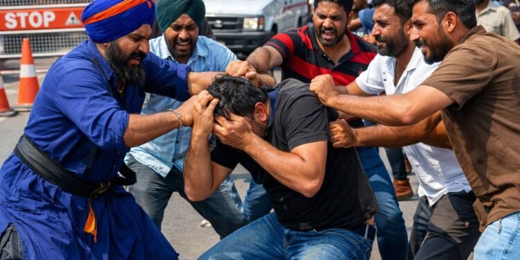 जालंधर में फर्जी नाका लगाकर वसूली करता पकड़ा गया पुलिस कांस्टेबल, भीड़ ने पीटा जमकर