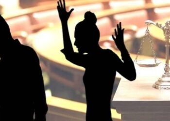 अश्लील वीडियो दिखाकर पत्नी ने पति को दोस्त संग संबंध बनाने को किया मजबूर