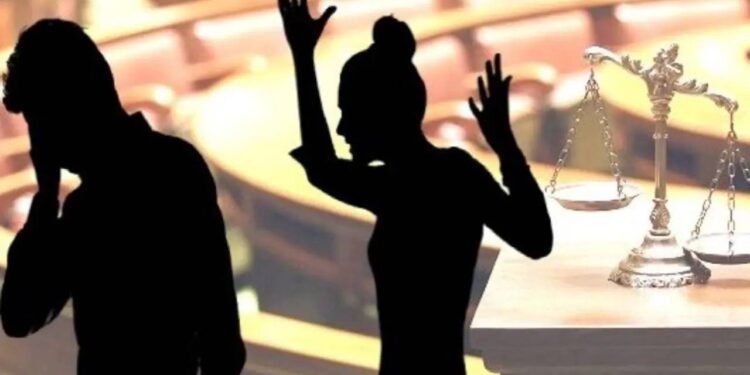 अश्लील वीडियो दिखाकर पत्नी ने पति को दोस्त संग संबंध बनाने को किया मजबूर